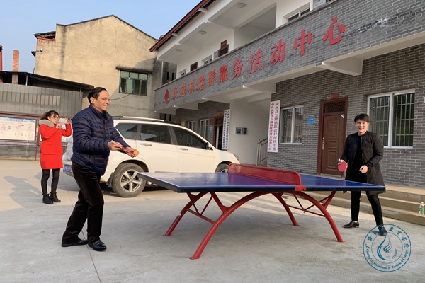王甫茂与开云kaiyun官方入口驻村第一书记王紫元打乒乓球